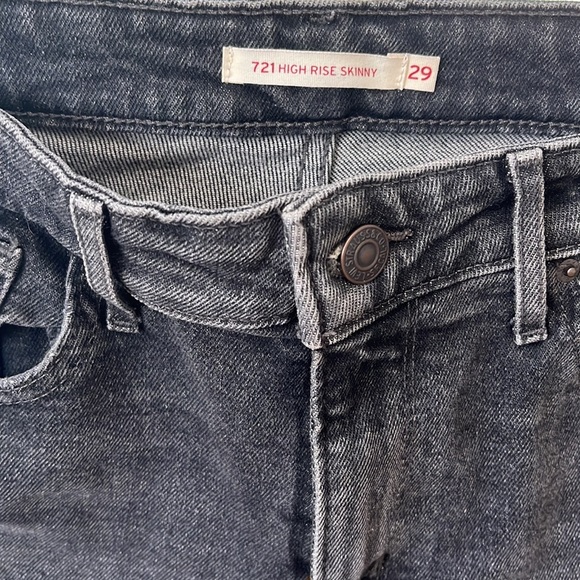 721 High Rise Skinny Levis. Distressed size 29 - Picture 2 of 8